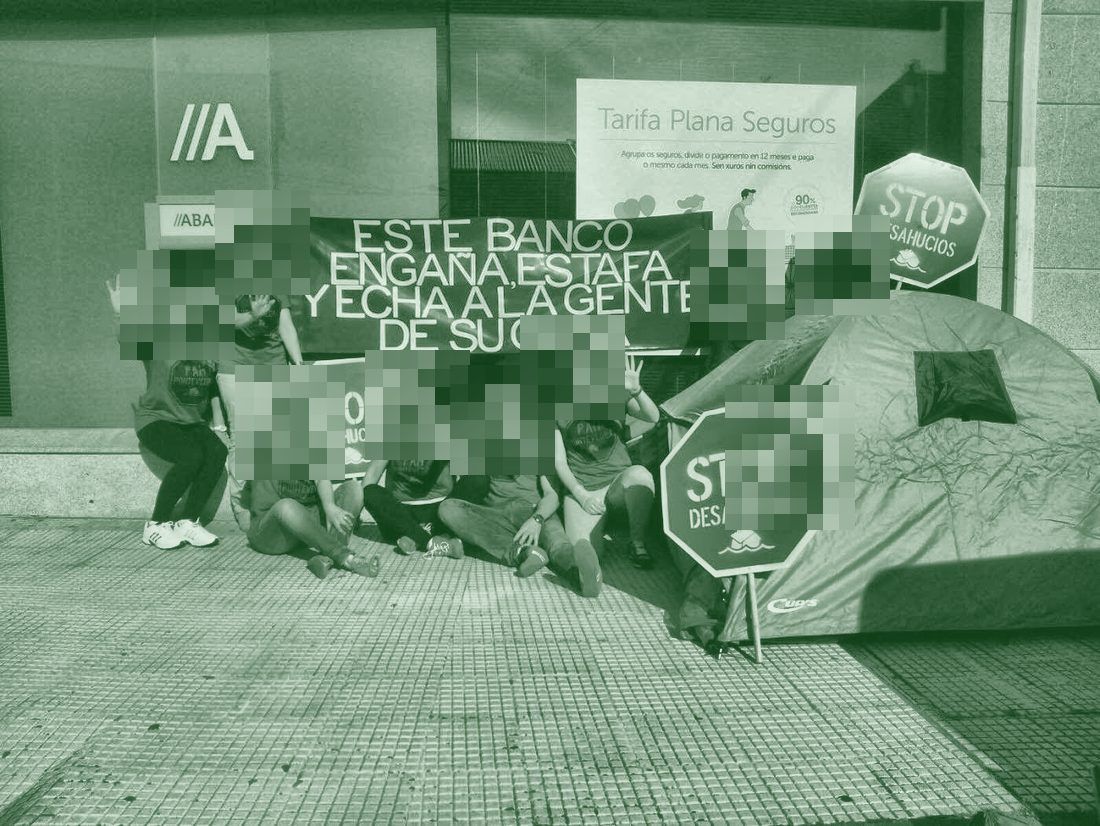 Acampada da PAH Pontevedra diante dunha oficina bancaria coa pancarta «Este banco engaña, estafa y echa a la gente de su casa»