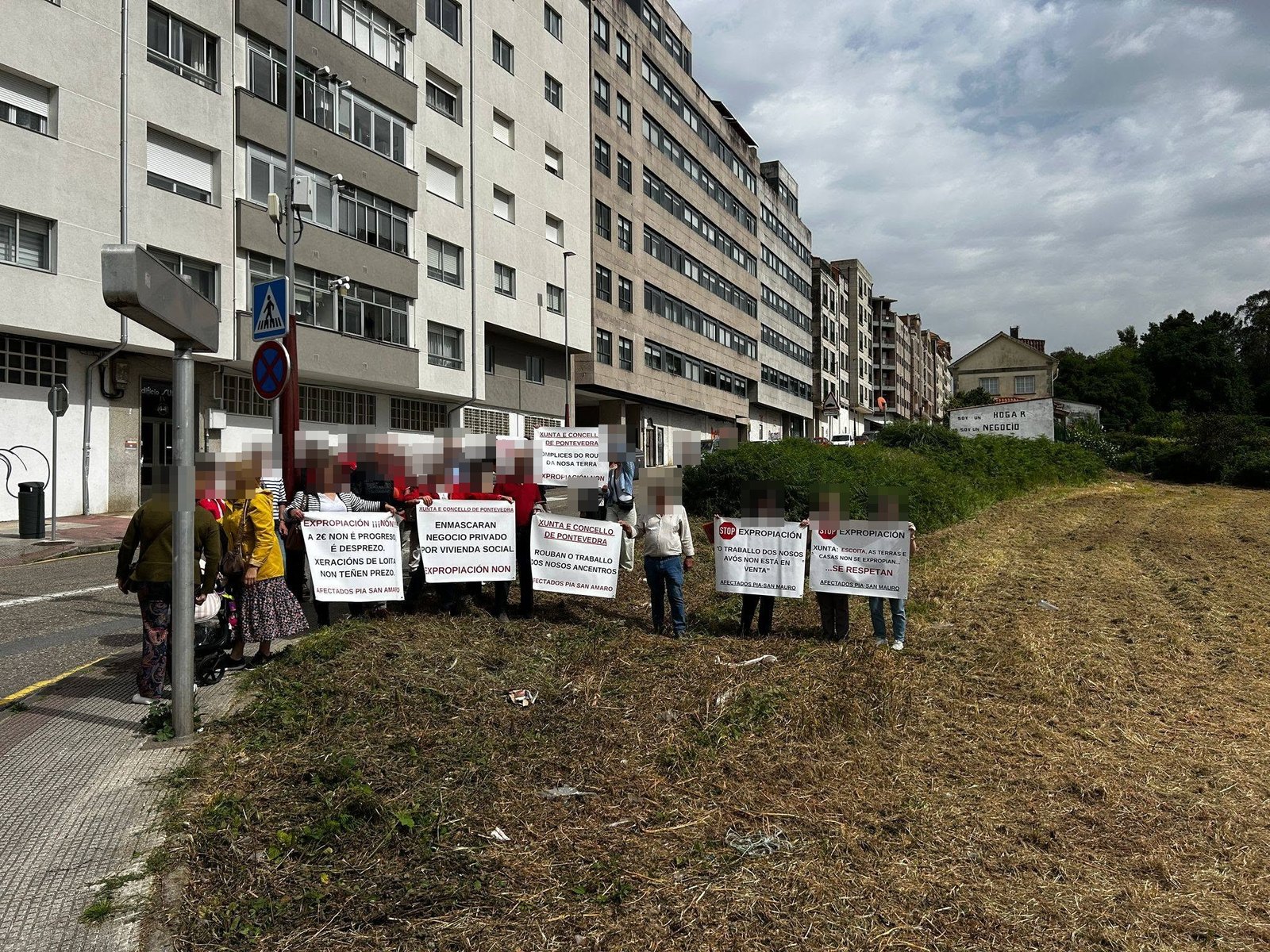 Veciñanza afectada polo PIA da Parda e San Mauro concentrada nun terreo con pancartas: «Expropiación non», «Xunta e Concello de Pontevedra cómplices do roubo da nosa terra»